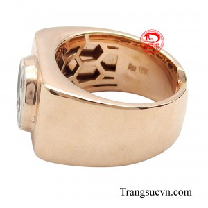 Chiếc nhẫn nam vàng hồng đeo ngón út không chỉ là một món đồ trang sức, mà còn là một tác phẩm nghệ thuật tinh xảo, mang đậm dấu ấn cá nhân.