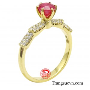 Nhẫn nữ ruby phú quý được chế tác trên chất liệu vàng 18k mang lại độ bền và độ cứng lý tưởng để giữ viên đá chủ ruby.