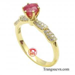 Viên đá ruby đỏ rực được đặt trung tâm của chiếc nhẫn tượng trưng cho tình yêu và tạo sự may mắn cho người đeo.