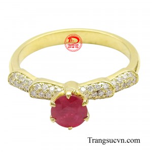 Hai bên đai nhẫn được gắn bởi những viên đá cz sáng lấp lánh càng tôn lên vẻ đẹp kiêu sa của chiếc nhẫn.