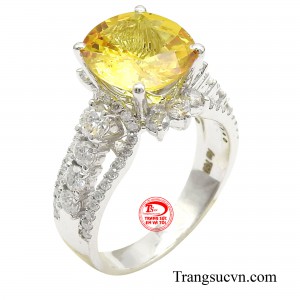 Nhẫn nữ sapphire vàng ấn tượng là sự kết hợp hoàn hảo giữa vẻ đẹp sang trọng, quý phái của vàng trắng 18k và sự quyến rũ, bí ẩn của đá sapphire.