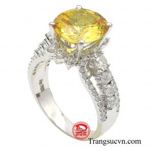 Viên đá sapphire với sắc vàng lấp lánh được đặt ở vị trí trung tâm của nhẫn, là điểm nhấn thu hút mọi ánh nhìn.