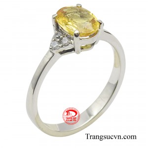 Nhẫn nữ sapphire vàng kiêu hãnh là sự kết hợp hài hòa giữa vẻ đẹp hiện đại của vàng trắng 10k và sự sang trọng, quý phái của đá sapphire vàng.