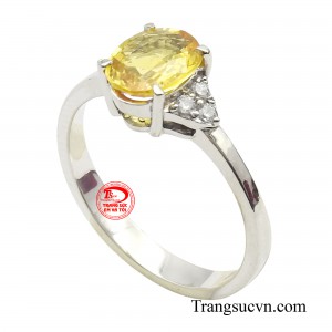 Nổi bật của chiếc nhẫn là viên đá chủ Sapphire với màu vàng ấm áp, lấp lánh mang đến một vẻ đẹp cuốn hút, tượng trưng cho sự giàu sang và thịnh vượng.