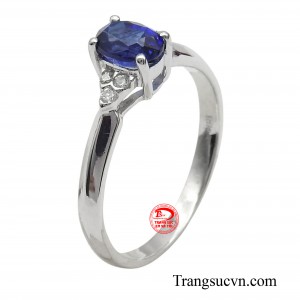 Chiếc nhẫn đang làm mưa, làm gió bởi sự cá tính của vàng trắng 18k kết hợp với viên đá nhân tạo màu xanh tươi mát mang đến cho những cô nàng yêu thích sự đơn giản nhưng không kém phần sang trọng.