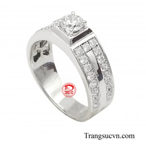 Nhẫn vàng trắng cuốn hút sở hữu vẻ đẹp sang trọng đầy ấn tượng, với bề mặt nhẫn được phủ kín các viên moissanite đính kết một cách tỉ mỉ.