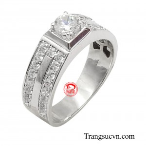 Hai bên đai nhẫn được đính các viên đá moissanite đối xứng nhau nhằm tăng lên vẻ đẹp thời thượng cho người đeo.