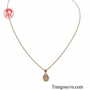 Bộ dây chuyền vàng hồng là sự kết hợp hài hòa giữa vẻ đẹp cổ điển và sự thanh lịch hiện đại.