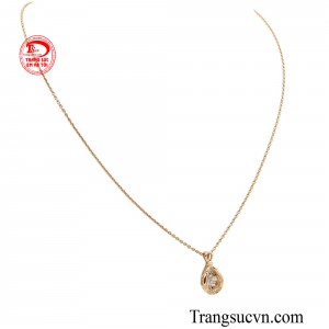 Với chất liệu vàng hồng 18k cao cấp, từng đường nét đều được chế tác tỉ mỉ, mang đến ánh sáng lấp lánh và độ bền vượt thời gian.