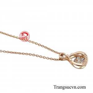 Với kiểu dáng dây chữ O mang đến vẻ đẹp đơn giản, các mắt xích nhỏ xếp liền nhau tạo nên một đường cong mềm mại, ôm trọn cổ người đeo.