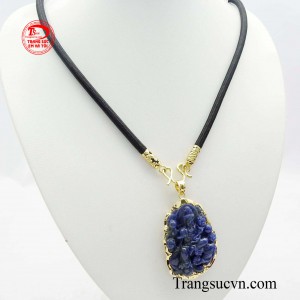 Khi đeo bộ mặt dây bản mệnh này sẽ tạo ra một trường năng lượng mạnh mẽ, giúp bảo vệ và mang lại may mắn cho người đeo.