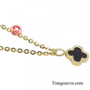 Hình ảnh cỏ bốn lá từ lâu đã được xem là biểu tượng của may mắn và hạnh phúc, mang đến cho người đeo niềm tin vào những điều tốt đẹp.