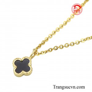 Với thiết kế nhỏ gọn và thanh lịch này thì bộ mặt dây cỏ bốn lá này phù hợp với nhiều phong cách thời trang khác nhau, từ trẻ trung, năng động đến dịu dàng, nữ tính.