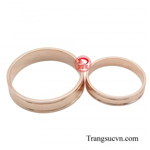Với thiết kế trơn nhẵn, cặp nhẫn này tôn lên vẻ đẹp tự nhiên của vàng hồng, tạo nên một vẻ ngoài thanh lịch và tinh tế.