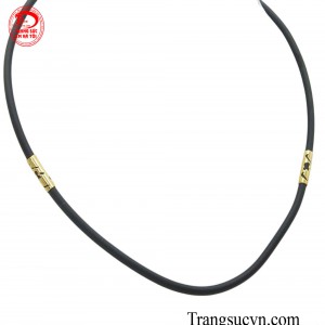 Dây cao su đen bọc vàng tài tử được thiết kế tinh xảo, tạo điểm nhấn nổi bật trên nền dây cao su, mang đến vẻ đẹp nam tính, cá tính.