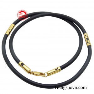 Dây cao su mềm mại và có độ đàn hồi tốt tạo cảm giác thoải mái và dễ chịu cho người đeo.