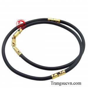 Dây cao su có thể dễ dàng kết hợp với nhiều loại dây chuyền khác nhau để tạo nên phong cách riêng cho mình.