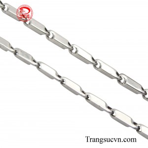 Dây chuyền nam vàng trắng với những đường nét thiết kế mạnh mẽ tạo nên vẻ đẹp ấn tượng và phong cách mạnh mẽ của quý ông lịch lãm.