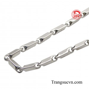 Đeo một chiếc dây chuyền đẹp sẽ khiến các anh thêm tự tin và thu hút được mọi ánh nhìn đối với những người xung quanh.