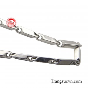 Một bộ trang phục sang trọng khoác lên mình thì chiếc dây chuyền vàng trắng sẽ là món đồ trang sức không thể thiếu trong tủ đồ của các anh.