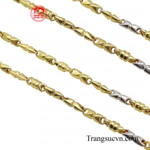 Dây chuyền vàng 10k nam 2.8 chỉ mang đến một vẻ ngoài vừa thanh lịch, vừa nam tính.