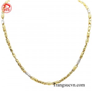 Chiếc dây chuyền được chế tác từ vàng 10k có độ bền đẹp và có giá cả phù hợp với nhiều khách hàng.