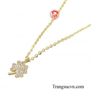 Dây chuyền vàng 18k cỏ 4 lá được cách điệu bằng vàng 18k ôm trọn cổ, tạo nên vẻ đẹp thanh lịch và cuốn hút.