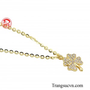 Điểm nhấn của chiếc dây chuyền này là mặt dây cỏ bốn lá là biểu tượng của sự may mắn.