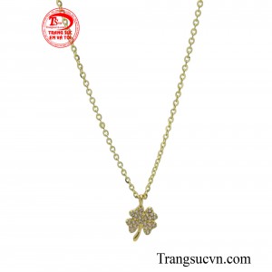 Chiếc dây chuyền này phù hợp với những cô nàng yêu thích phong cách nhẹ nhàng và tinh tế, nó không chỉ là một món đồ trang sức mà còn là một lời nhắc nhở về những điều tốt đẹp trong cuộc sống.