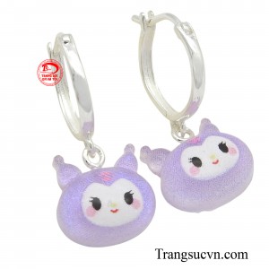 Bạc không chỉ mang đến vẻ đẹp sáng bóng mà còn có tính kháng khuẩn tự nhiên, giúp bảo vệ đôi tai của bé. 