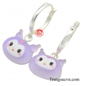 Hình ảnh chú gấu trúc Cocomi với đôi mắt tròn xoe, chiếc mũi nhỏ nhắn và đôi tai vểnh lên tạo nên nét tinh nghịch, đáng yêu. 