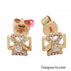 Hoa tai vàng 18k là món đồ trang sức được các bạn nữ yêu thích.