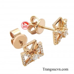 Đối với phái đẹp, bông tai vàng không chỉ đơn thuần là phụ kiện, chúng thể hiện sự sang trọng, phong cách và cá tính riêng biệt của từng người.