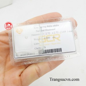 Kim cương thiên nhiên tinh tế có giấy kiểm định đá quý uy tín. Kim cương thích hợp làm trang sức cho phái đẹp hoặc nhẫn cưới. 