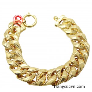 Lắc tay nam vàng 10k 5 chỉ được thiết kế dây xích đơn giản với các chi tiết được chế tác tỉ mỉ, bề mặt dây được mài nhẵn, đánh bóng tạo điểm sáng cho người đeo.