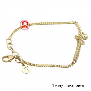 Điểm nhấn của chiếc lắc tay là hình chữ T cách điệu, được thiết kế tinh xảo và hiện đại.