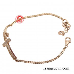 Ánh hồng ngọt ngào của vàng 14k kết hợp với viên đá cz sáng lấp lánh trên chữ T tạo nên một chiếc lắc tay sáng lung linh nhằm tôn lên vẻ đẹp rạng ngời cho người đeo.