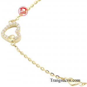 Điểm nhấn đặc biệt của chiếc lắc là hình trái tim nhỏ nhắn được đính đá lấp lánh, như một lời thì thầm về tình yêu và sự lãng mạn.