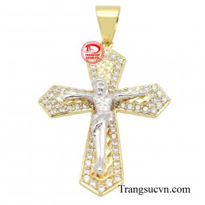 Hình ảnh Chúa Giêsu đứng dang tay trên thập tự giá được khắc họa tỉ mỉ, thể hiện sự hy sinh và tình yêu thương vô bờ bến.