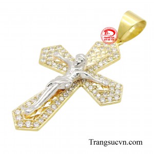 Những viên đá cz sáng lấp lánh góp phần tôn lên sự sang trọng và quý phái của chiếc mặt dây.