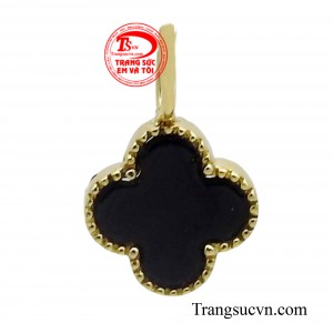 Mặt dây cỏ bốn là đẹp với thiết kế nhỏ gọn nhưng vô cùng tinh xảo, mặt dây cỏ bốn lá vàng 10k là một phụ kiện không thể thiếu cho những cô nàng yêu thích sự nhẹ nhàng, thanh lịch.