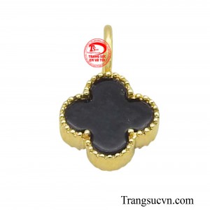 Hình ảnh mặt dây bốn lá được chế tác tỉ mỉ, từng đường nét đều được trau chuốt, mang đến một vẻ đẹp hoàn hảo.