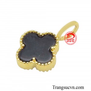 Cỏ bốn lá từ lâu đã được xem là biểu tượng của may mắn, tình yêu, niềm tin và hy vọng.