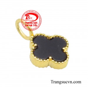 Chính vì vậy mà chiếc mặt dây cỏ bốn lá này không chỉ là món đồ trang sức đẹp mà còn mang đến những điều tốt lành cho người đeo.