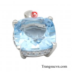 Sắc xanh của viên đá Topaz được cắt giác tinh xảo, lấp lánh dưới ánh sáng, như một bầu trời thu nhỏ ngay trên ngực nàng.