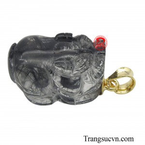 Mặt dây tỳ hưu thạch anh tóc là sự kết hợp hoàn hảo giữa vẻ đẹp cổ điển của vàng và sự huyền bí của đá thạch anh tóc đen. 