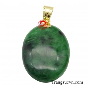 Trong phong thủy, ngọc cẩm thạch được cho là có khả năng cân bằng năng lượng, giúp người đeo bình tĩnh, sáng suốt và thành công trong công việc.