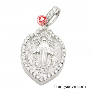 Hình ảnh Đức Mẹ được tái hiện một cách chân thực và sống động đến từng chi tiết nhỏ nhất.