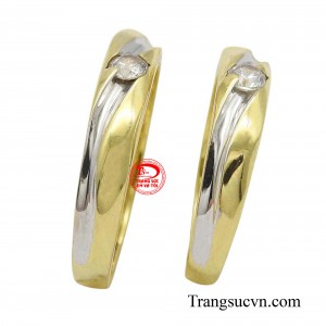 Mỗi một cặp đôi yêu nhau đều mong muốn được sống bên nhau trọn đời, cùng nhau san sẻ đắng cay ngọt bùi, chính vì vậy mà cặp nhẫn cưới là biểu tượng cho lòng thủy chung, son sắc.