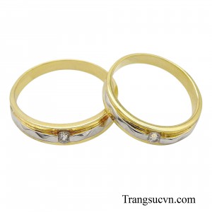 Nhẫn cưới vàng 10k hạnh phúc được chế tác trên chất liệu vàng 10k mang đến vẻ đẹp vàng óng, bền bỉ theo thời gian, tượng trưng cho sự gắn kết bền chặt và trường tồn của tình yêu đôi lứa.